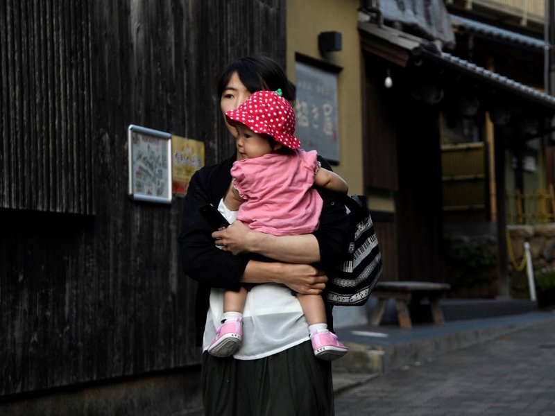 Japan births hit new record low in pandemic / Japanese baby and mom
