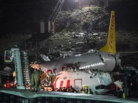 Turkish soldiers stand guard as rescuers work to extract passengers from the crash of a Pegasus Airlines Boeing 737 airplane, after it skidded off the runway upon landing at Sabiha Gokcen airport in Istanbul on February 5, 2020. The plane carrying 171 pas