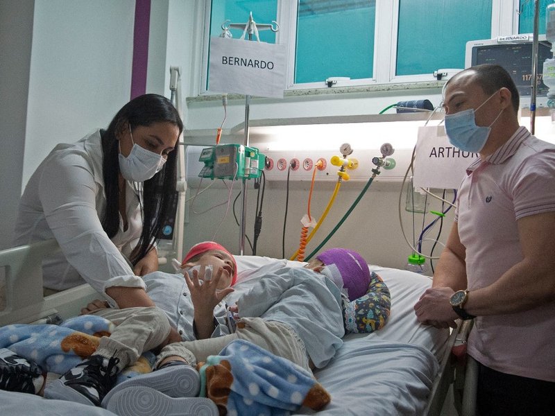 This undated handout picture released by Rio de Janeiro's State Health Department shows Brazilian conjoined twins Bernardo (2-L) and Arthur (2-R) with their parents Adriely (L) and Antonio Lima (R), after the twins' operation at the Instituto Estadual do