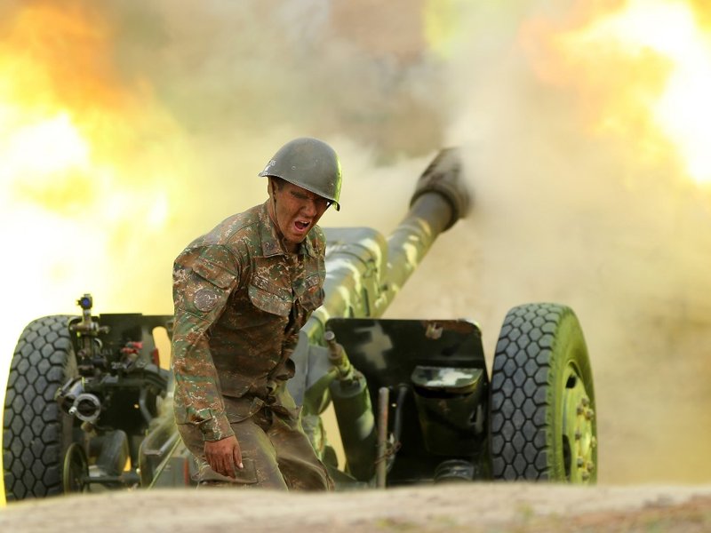 A serviceman of Karabakh's Defence Army fires an artillery piece towards Azeri positions during fighting over the breakaway Nagorny Karabakh region on September 28, 2020.