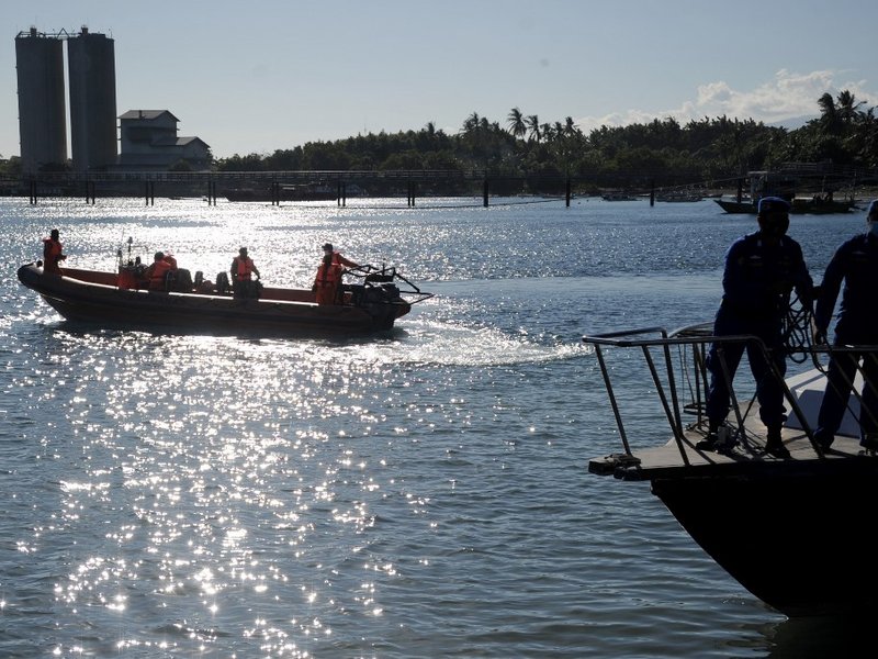 Members of the Indonesia Rescue Agency prepare to take part in the search operation for an Indonesian Navy submarine that went missing during military exercises off the coast of Bali, at Celukan Bawang port in Buleleng province on April 22, 2021.
