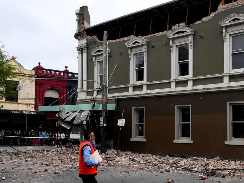 A general view shows a damaged building in the popular shopping Chapel Street in Melbourne on September 22, 2021, after a 5.9 magnitude earthquake.