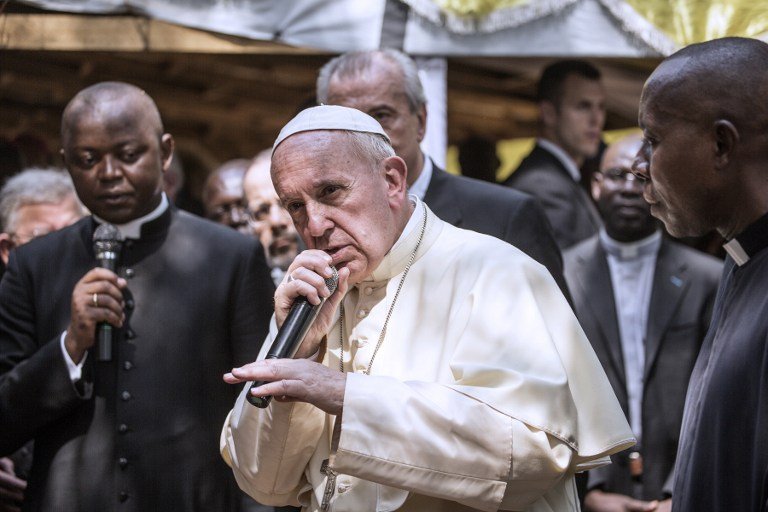 Pope Francis Rapper pose_afp