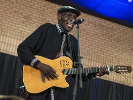 Oliver Mtukudzi WIKUS DE WET / AFP