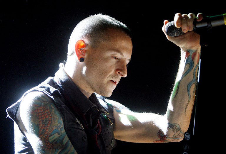 Beautiful Legend Chester Bennington ❤🤘 Your voice will always be  home💙🎤🤘 #makechesterproud #linkinpark #ches… | Tatuagem de onda, Imagens  de rock, Tatuagem fogo