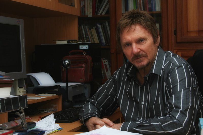 Dr Kobus Neethling