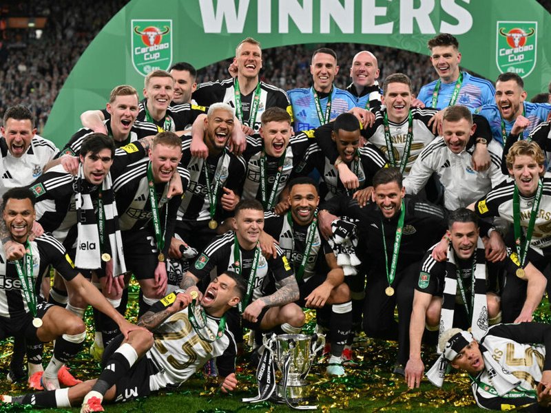 Newcastle celebrate winning the League Cup final