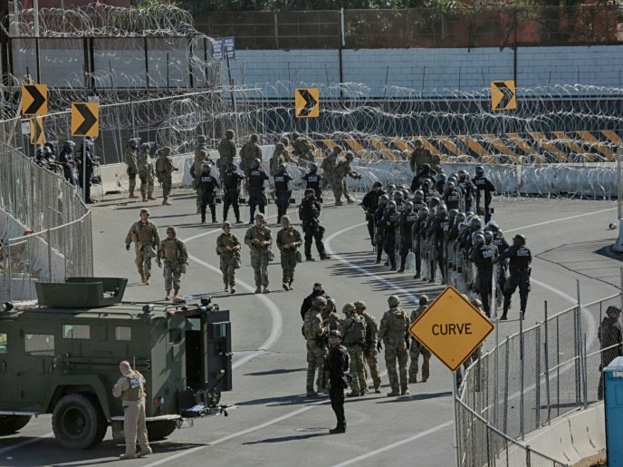 US shuts border