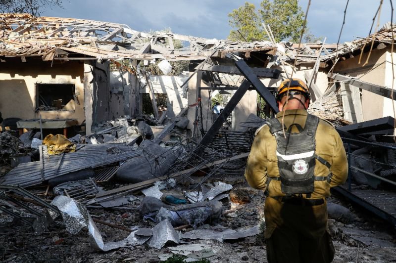 Rocket hits house north of Tel Aviv, Netanayhu to return home