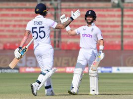 England's Ben Duckett (R) and Ben Stokes (L)