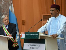 United Nations Secretary-General Antonio Guterres (L) and Niger President Mohamed Bazoum