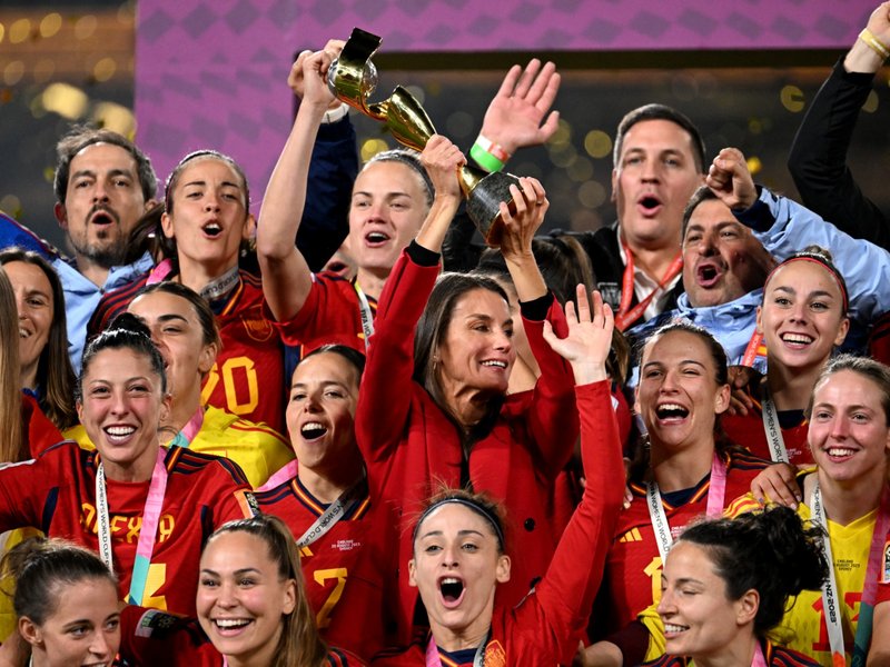 Spain's Queen Letizia (C) lifts the trophy as Spain's players win 2023 Women's World Cup