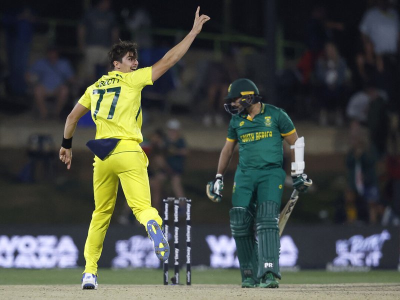 Australia's Sean Abbott (L) celebrates dismissal of Proteas Tabraiz Shamsi