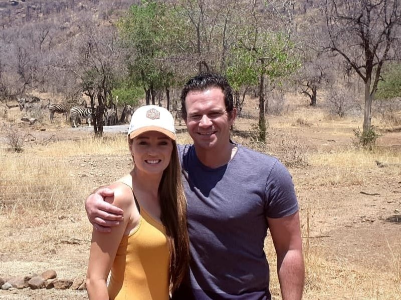 Nadine deel dat voormalige Springbok losskakel Derick Hougaard wakker is