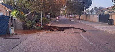 Large sinkhole forms in Centurion suburb - Vimarsana News