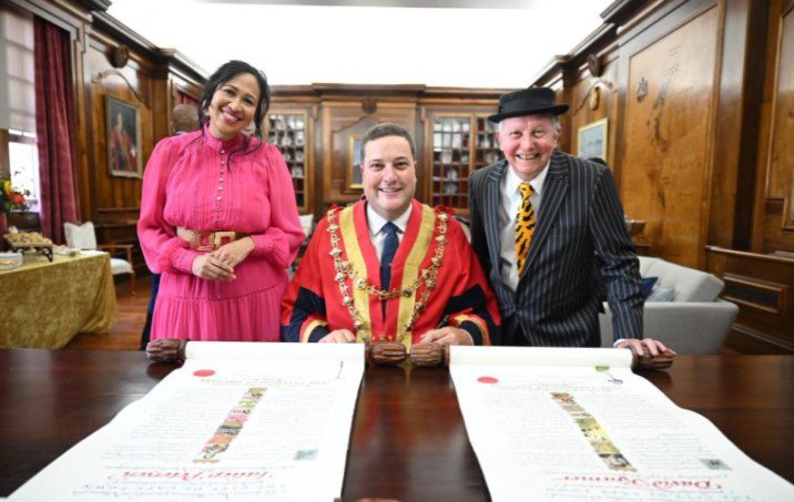 Taliep Petersen receiving honory membership of Cape Town posthumously