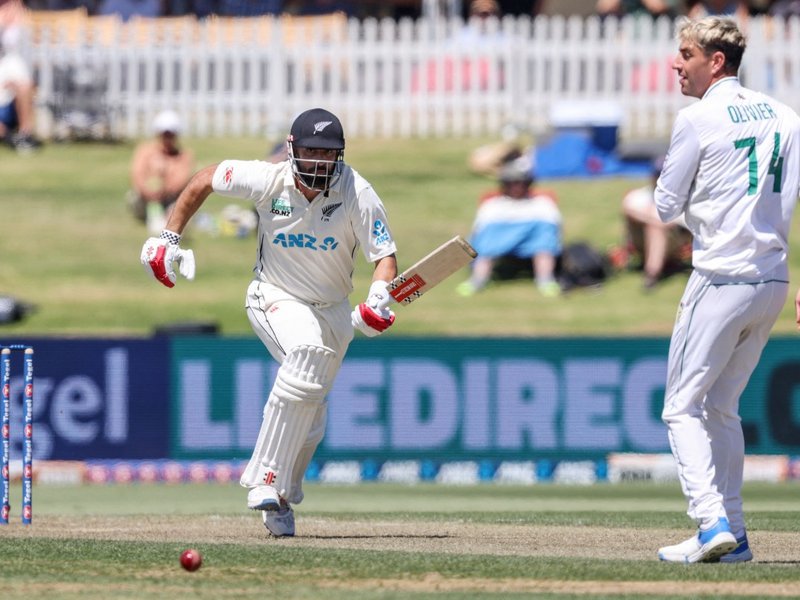 New Zealand’s Daryl Mitchell (L) against Proteas