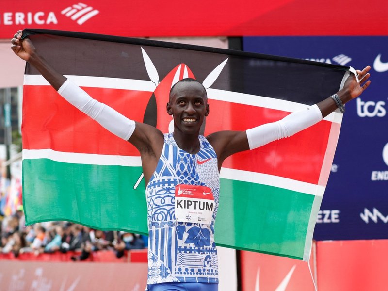 Kenya's Kelvin Kiptum celebrates winning the 2023 Bank of America Chicago Marathon