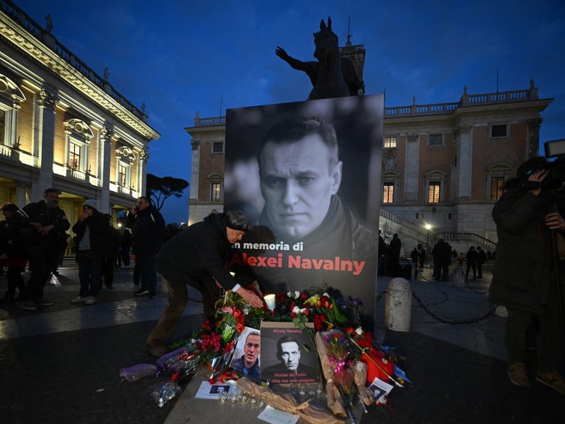 Navalny mother calls on Putin to release body