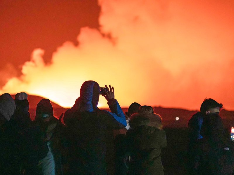 Lava from Iceland volcano continues to advance