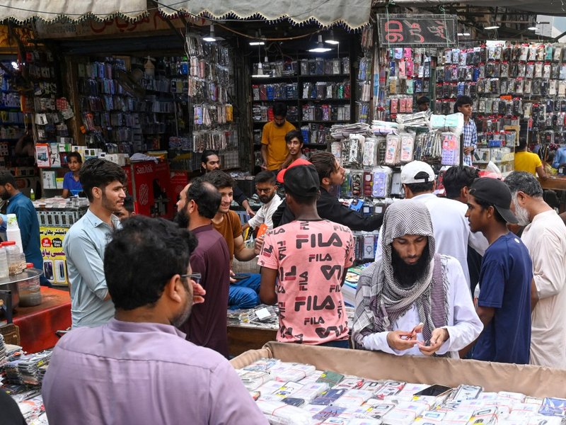 Pakistan blocks 210,000 SIM cards to encourage tax payment