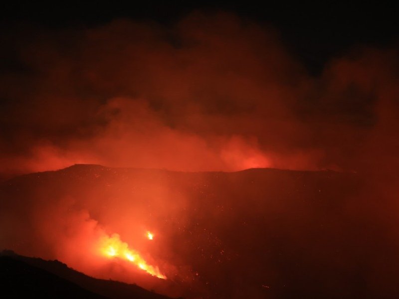 Wildfire in Malibu destroys homes, sends thousands fleeing