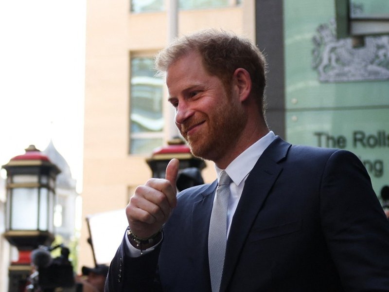 Prince Harry makes surprise showing at UK privacy case