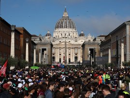 Huge crowds flock to Vatican for Pope Francis's funeral