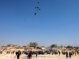 Food and aid arrives in Gaza