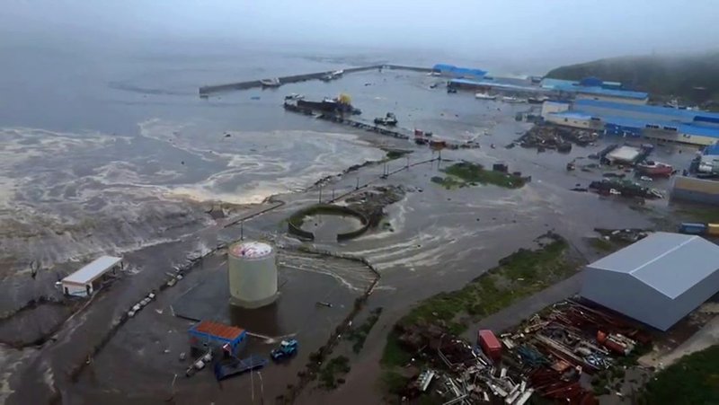 Huge quake off Russia sparks Pacific tsunami warnings