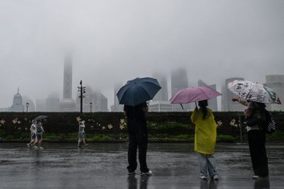 Shanghai evacuates 283,000 people as typhoon nears
