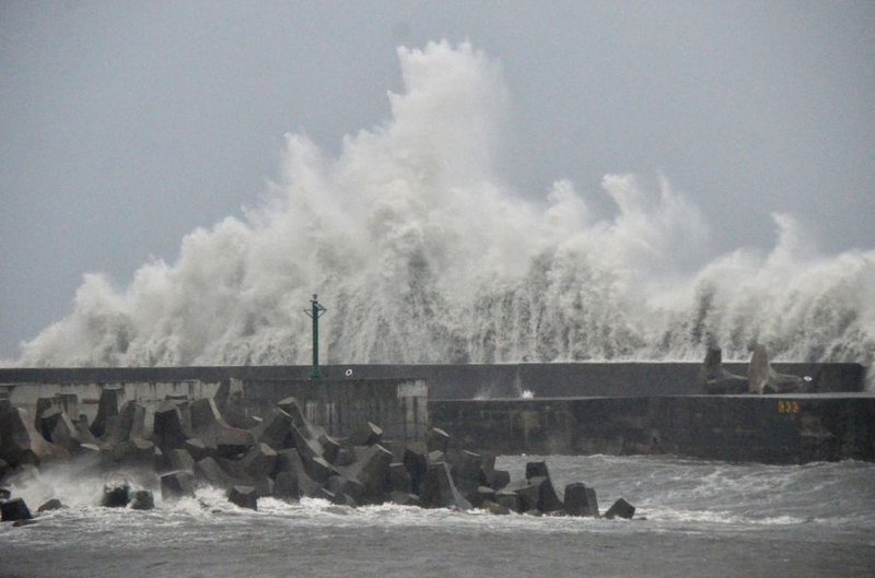 Typhoon Podul hits Taiwan