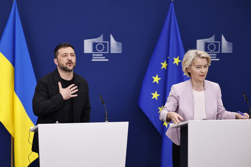 Ukraine's President Volodymyr Zelensky (L) and European Commission President Ursula Von der Leyen