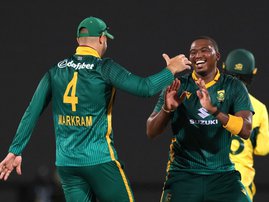 Lungi Ngidi and the Proteas celebrate a wicket against Australia