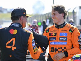 McLaren's Australian driver Oscar Piastri (R) is congratulated by McLaren's British driver Lando Norris