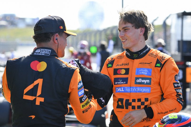 McLaren's Australian driver Oscar Piastri (R) is congratulated by McLaren's British driver Lando Norris