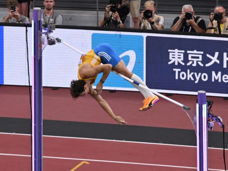 Armand Duplantis in action at the Athletics World Championship