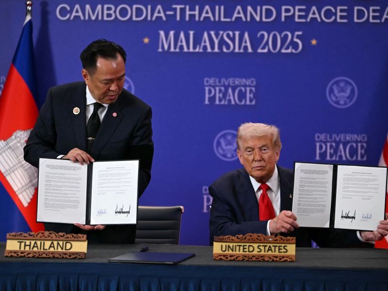 Trump co- signing the Combodian Thailand ceasefire agreement