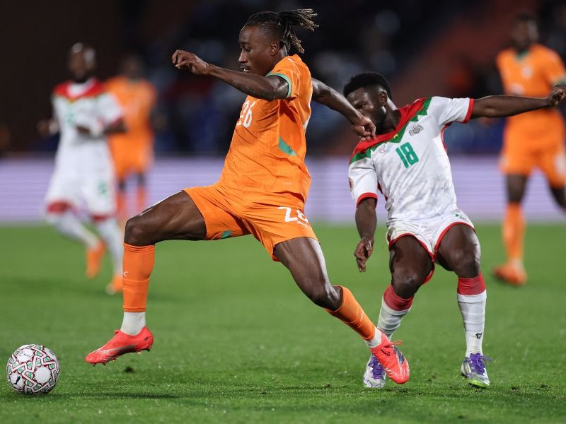 Ivory Coast's forward #26 Yan Diomande and Burkina Faso's midfielder #18 Ismahila Ouedraogo compete for the ball during the Africa Cup of Nations (CAN)