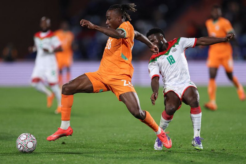 Ivory Coast's forward #26 Yan Diomande and Burkina Faso's midfielder #18 Ismahila Ouedraogo compete for the ball during the Africa Cup of Nations (CAN)