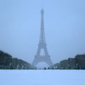 Snow forces 140 Paris flight cancellations