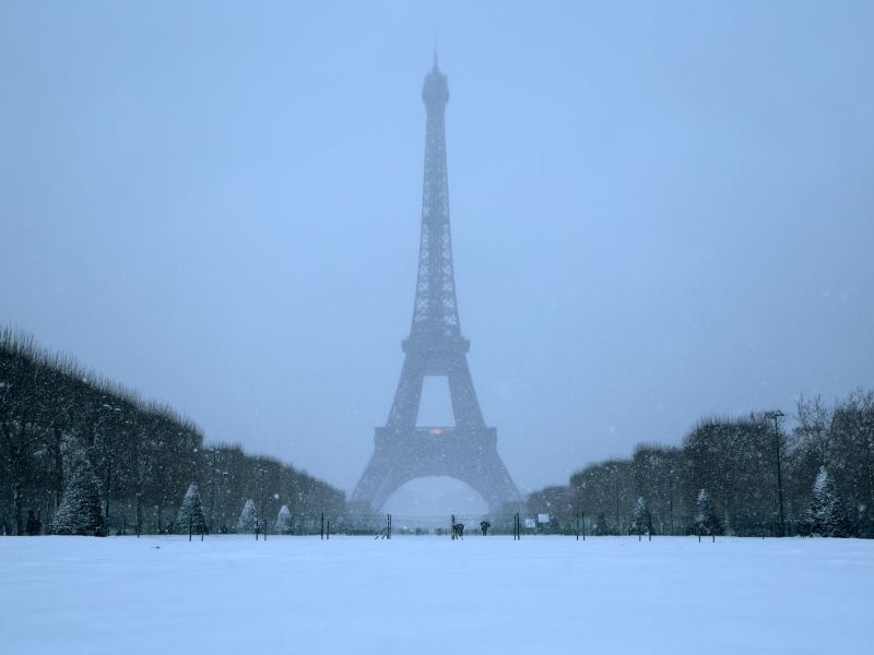 Snow forces 140 Paris flight cancellations