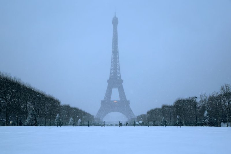Snow forces 140 Paris flight cancellations