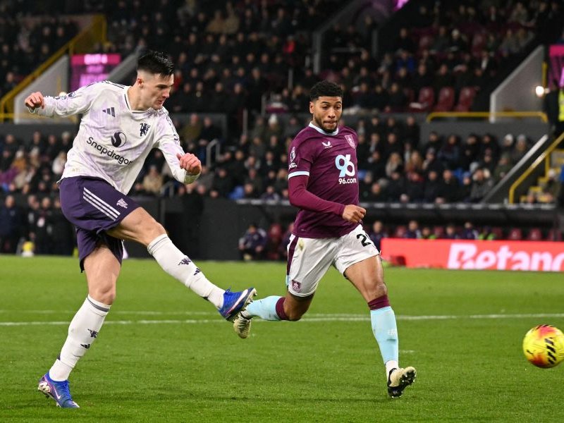 Manchester United's Slovenian striker #30 Benjamin Sesko (L) hammers the ball into the far corner to score their first goal to equalise 1-1 during the English Premier League football match between Burnley and Manchester United