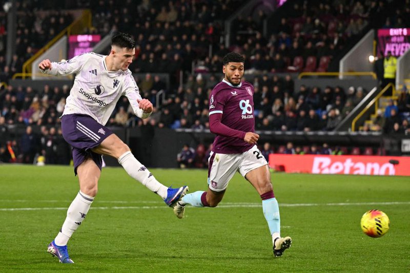 Manchester United's Slovenian striker #30 Benjamin Sesko (L) hammers the ball into the far corner to score their first goal to equalise 1-1 during the English Premier League football match between Burnley and Manchester United