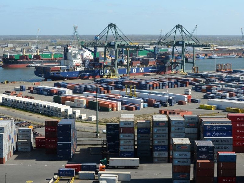 Oil spill snarls shipping traffic in Antwerp port
