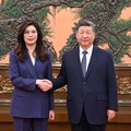 Cheng Li-wun shaking hands with Chinese President Xi Jinping