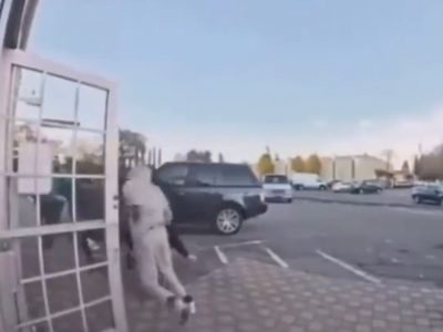Video shows what happens when thieves try to rob jewellery store