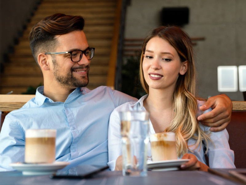 A woman does not feel good when her date puts his hand around her shoulder