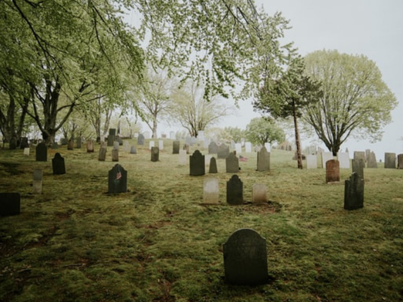 A cheating husband gets the word 'adulterer' added to his tombstone